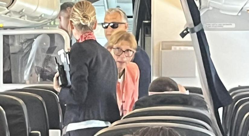 Kiszúrták az inkognitóban lévő Orbánt és feleségét egy Párizsból Budapestre tartó repülőn