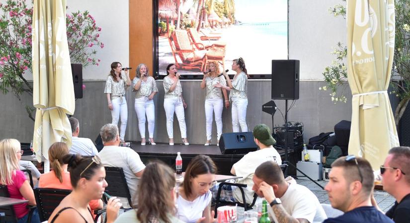 Többször is visszatapsolták a Brill Vocalt Szolnokon, fotókon a felejthetetlen hangulat