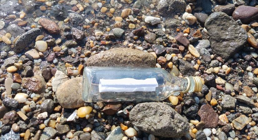 Egy vízen úszó üzenet tette felejthetetlenné a nászutat – megható választ kaptak a diákok