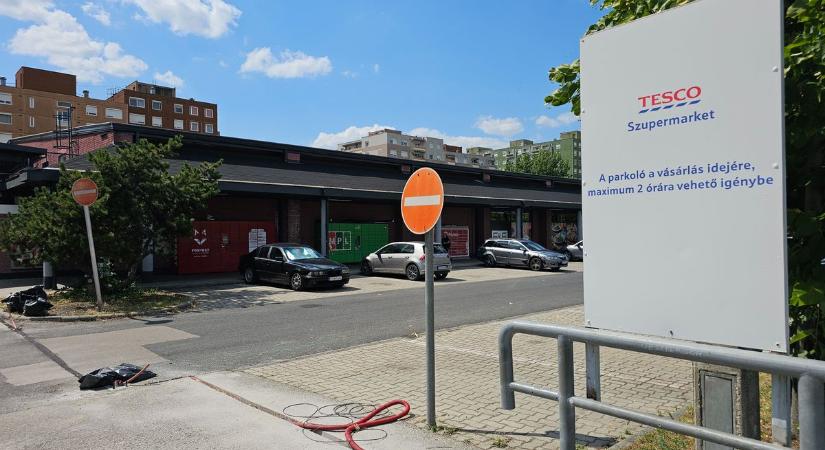 A Tesco nem csak Adyvárosban épít sorompókat - Fotókon az újabb győri helyszín