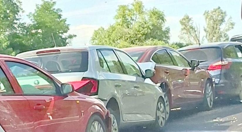 Gigadugó az M7-esen: Megindult a forgalom, de hatalmas a torlódás
