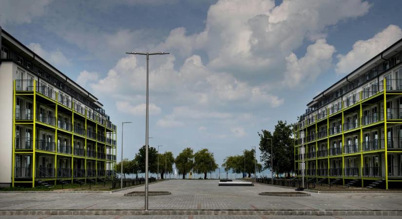 „A Balaton mindenkié” – írta Lázár minisztériuma Hadházynak arra, mekkora szabad partszakasz maradt