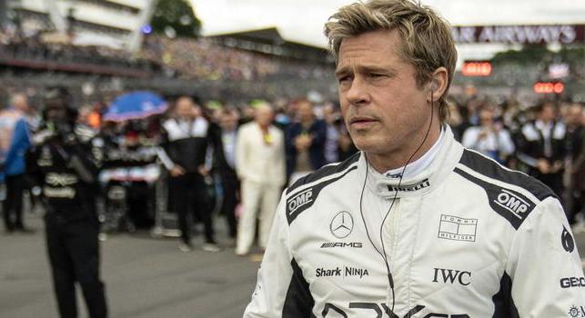 Az F1 film után egy igazi Forma–1-es autóval is bizonyított Brad Pitt
