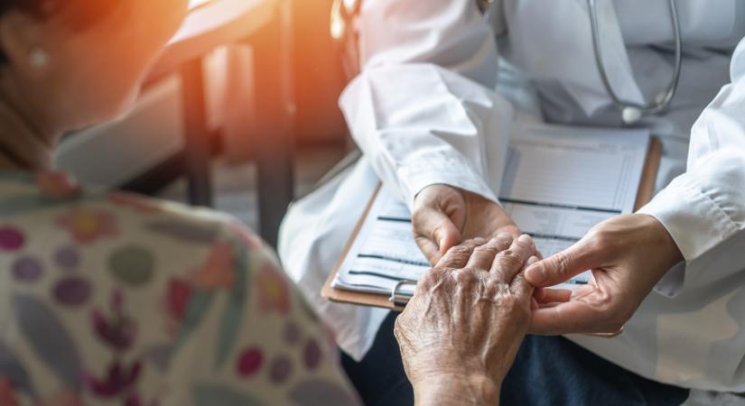 Melyik oldalon jelentkeznek a Parkinson-kór tünetei? Sokat elárul a betegség jövőjéről