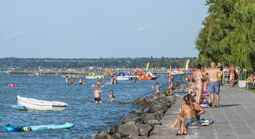 „A Balaton mindenkié!” – válaszolta Lázár János tárcája Hadházy Ákosnak, aki a Balaton körüli NER-es honfoglalózásról tett fel egy kérdést