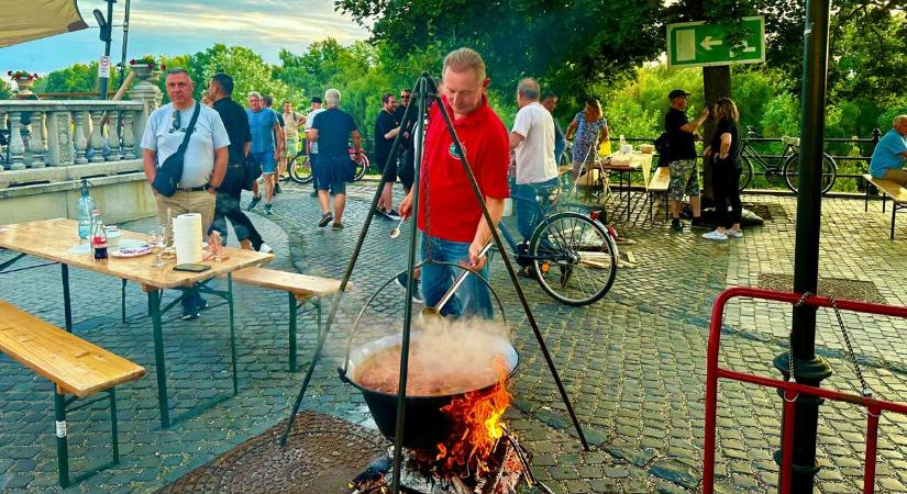 Háromszáz bogrács, egy város, végtelen élmény – ilyen volt idén a bajai halászlé ünnepe (galéria)