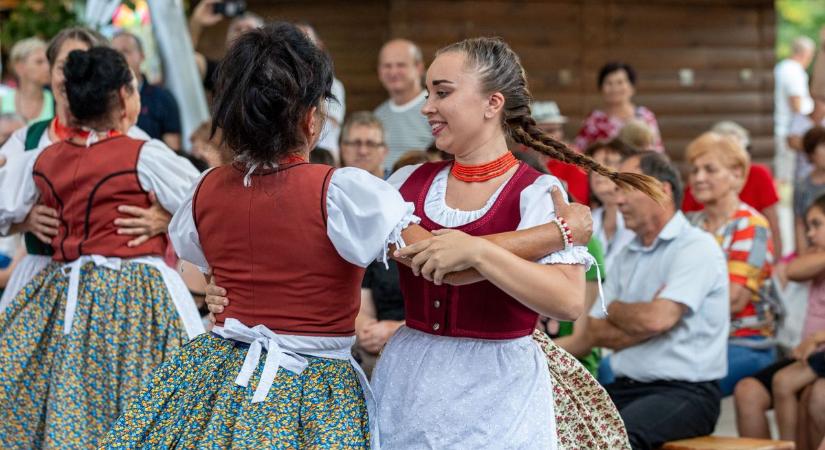 Népzenére ropták a fürdővárosban vasárnap is – fotóval, videóval