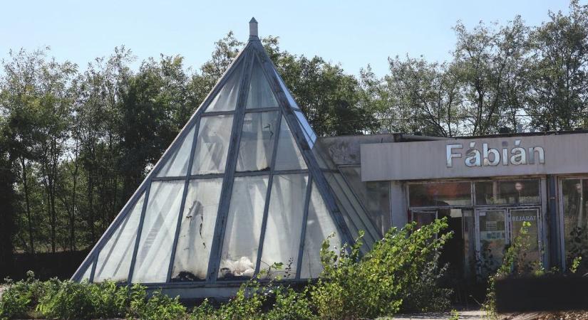 Elhagyatott szellemkastély Miskolc mellett az egykori autószalon – fotókkal, videóval