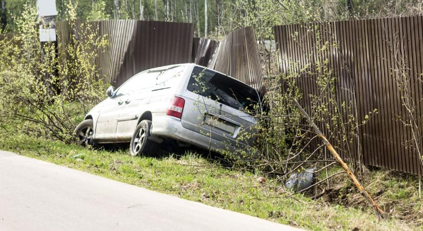 A kerítés fogta meg az útról lecsúszott autót Osztopánban