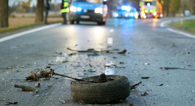 Baleset történt a 65-ösön, árokba csúszott egy autó