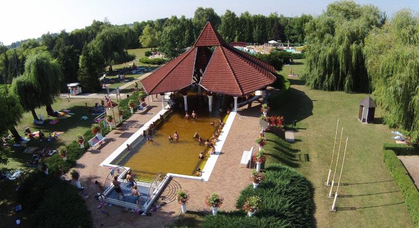 Ez a szezonális termálstrand igazi nyári kincs a Dunántúlon