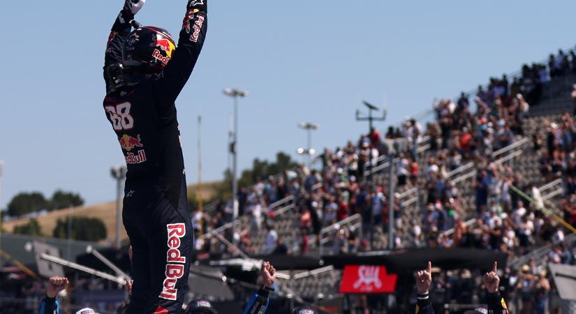 A NASCAR újonc roadkirálya már Jimmie Johnson és Jeff Gordon rekordjait ostromolja