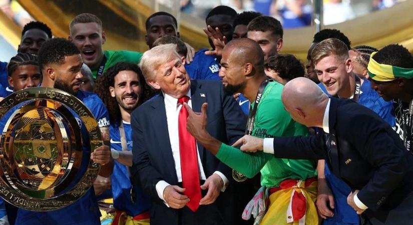 Mindenkit meglepett Donald Trump a díjátadó ceremónián (VIDEÓ)