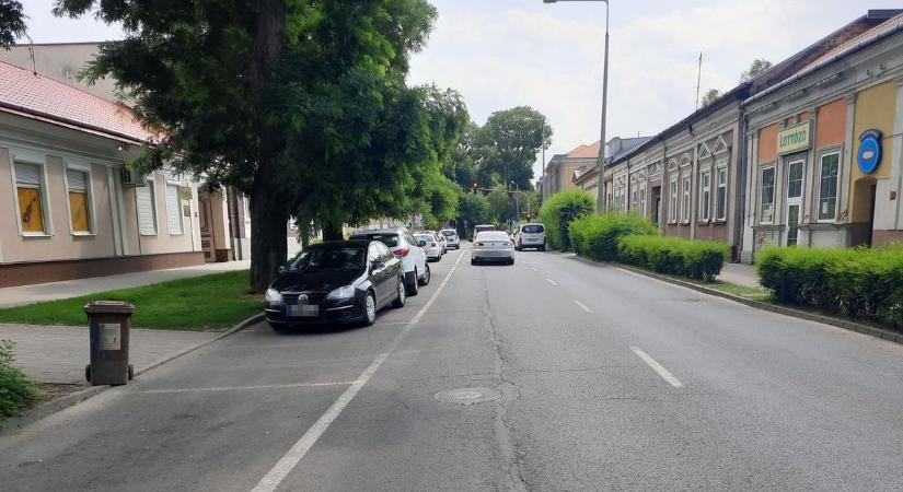 Sokan rosszul értelmezik ezt a KRESZ-táblát, pedig durva büntetés is járhat érte. Vagy mégis van kibúvó?