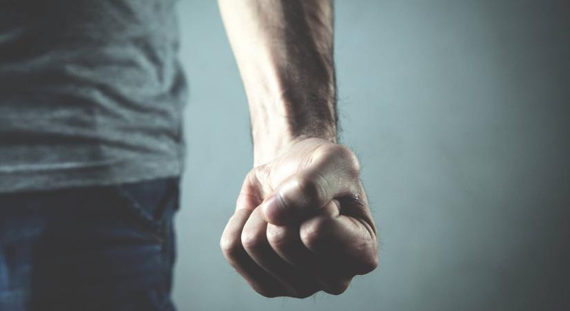 Egyetlen ütéssel terítette le az apa a férfit, aki családok előtt mutogatta magát: elítélték testi sértésért