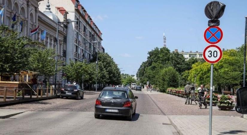 Ízig-vérig tabu a lezárt Kossuth tér, ezzel néz szembe, aki mégis behajtott
