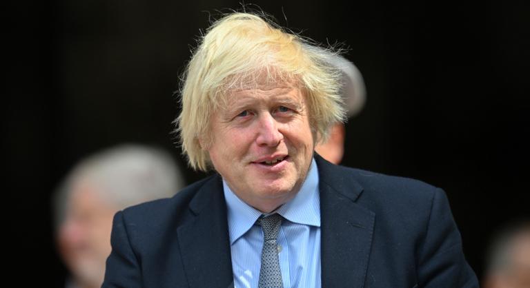 Éjszakai klubban videózták le Boris Johnsont, pezsgővel a kezében, torkaszakadtából énekelt