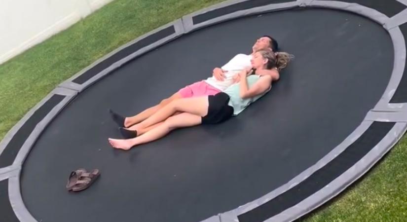 Ellenőrzi a lánya mobilját az anya: amit talál, váratlanul éri - Videó
