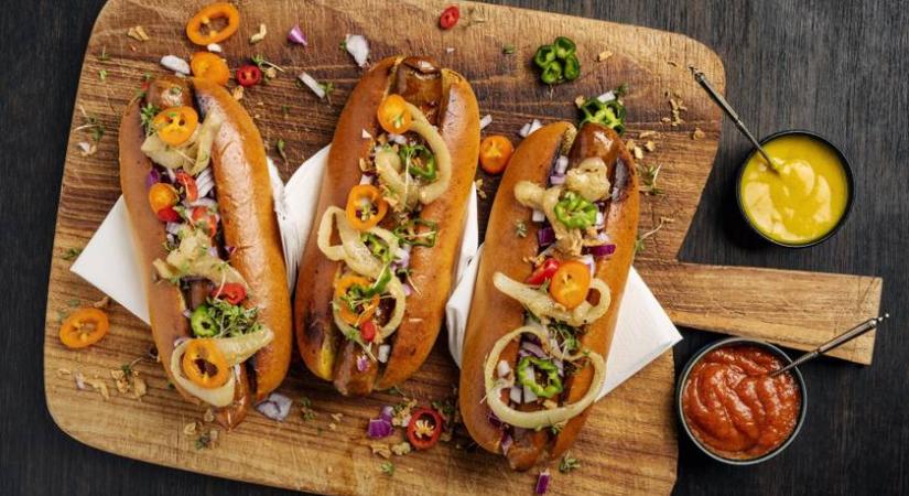Villámgyors zöldséges hot dog sok-sok hagymával: a kerti sütögetések kedvence lesz