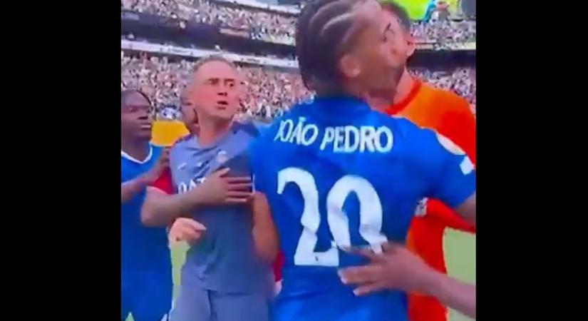 Hatalmas balhé a vereség után, a PSG edzője elvesztette a fejét: ököllel ment neki a Chelsea játékosának – VIDEÓ
