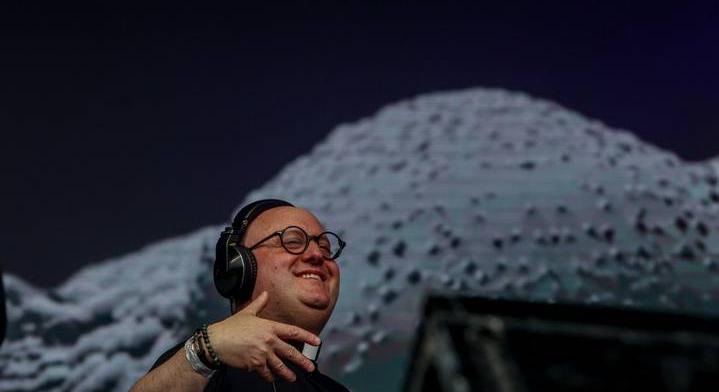 DJ-nek állt a katolikus pap: már 1,3 millió követője van az Instagramon