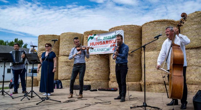 Hungarikum szilánkok fénye világította be Szarvaskendet - lovas show, népzene és magyar ízek a Gallen Lovas Farmon - fotók