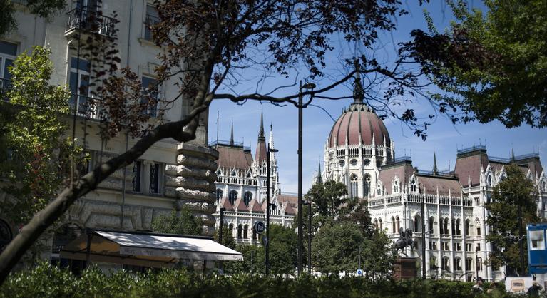 Több száz millió forintot kerestek egyes kormánytagok, de milliárdos jövedelem is akadt