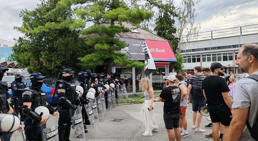 Tüntetés az Újvidéki Vásár előtt, itt vizsgáztatják hétfőn a Jogtudományi Kar hallgatóit