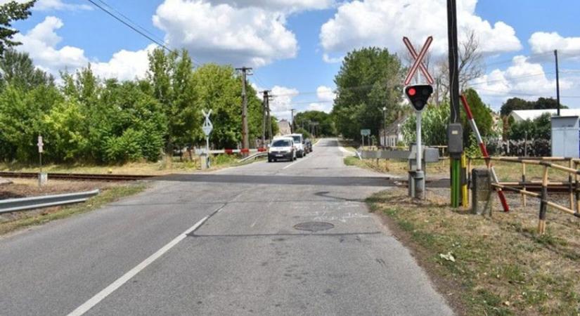 Tilos jelzésnél hajtott a vasúti átjáróba: tört-zúzott, majd lelépett