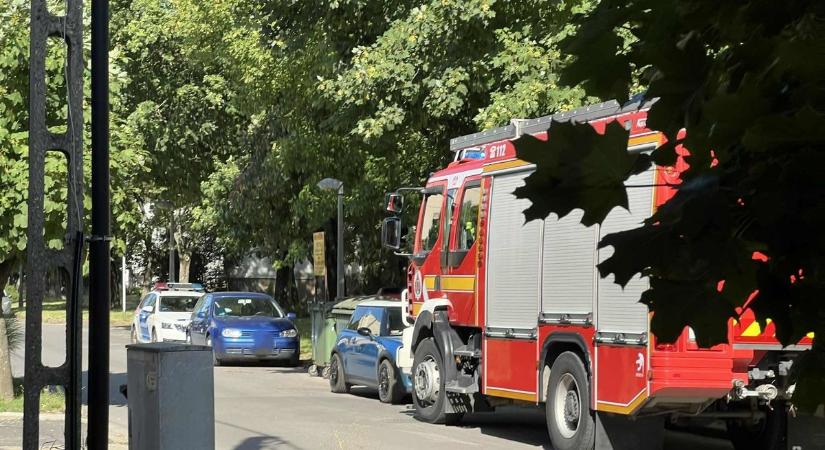 Ajtófeltörés Pécsen  tűzoltók, mentők és a rendőrség is a helyszínen