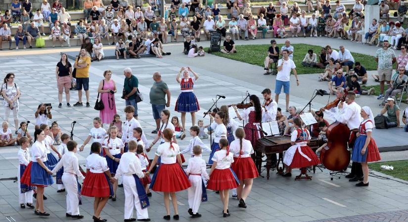 Megható pillanatok a Móra-Parkban, a tánc ereje hozta össze a nemzeteket – galériával, videóval