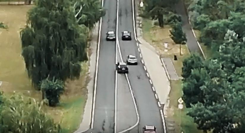 Elképesztő jeleneteket rögzített a rendőrségi drón a 47-esen, Derecske közelében – videóval