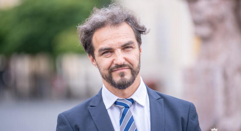 „Egy életigenlő színházat szeretnénk működtetni” – Interjú Dolhai Attilával