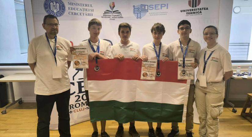 Egy ezüst- és két bronzérmet nyertek a magyarok a Közép-Európai Informatikai Diákolimpián