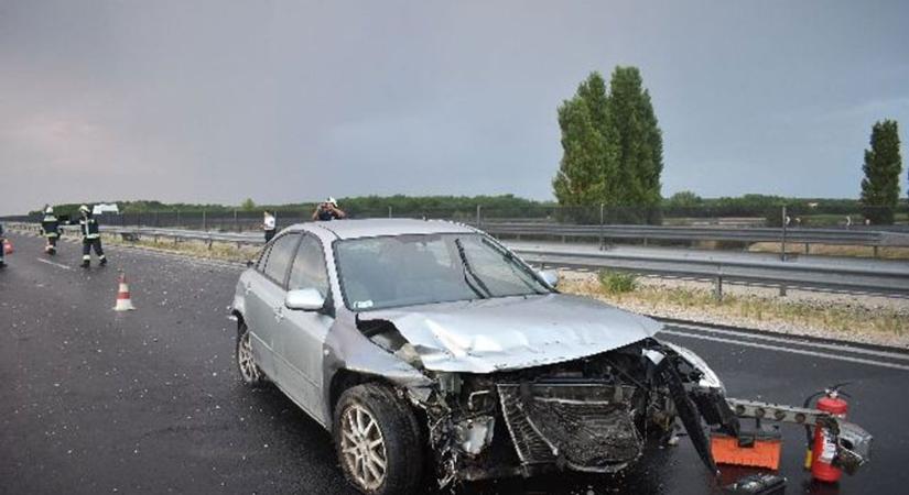 Elszabadultak a lóerők az M6-oson: egymás után ütköztek szalagkorlátnak az autók