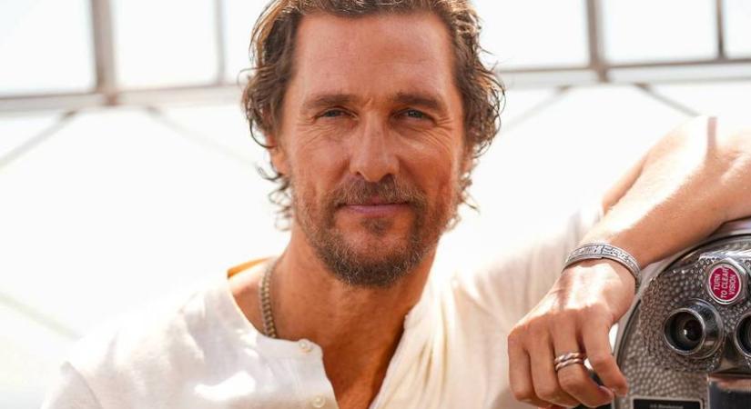 Matthew McConaughey szenvedélyesen csókolta feleségét Wimbledonban: Camiláért 19 éve odavan a színész