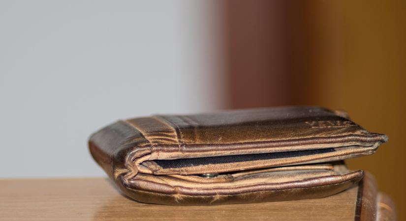 Májusban emelkedtek az átlagos havi bérek a megfigyelt ágazatokban
