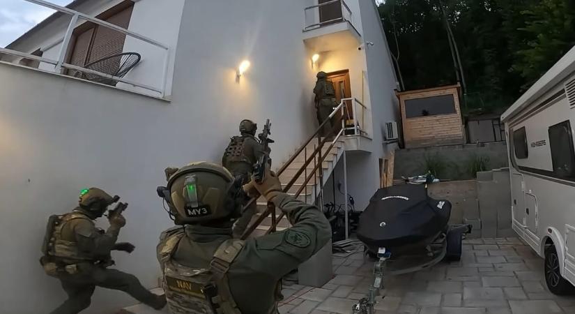 A kommandósok 24 helyen csaptak le egyszerre egy áfacsaló bandára