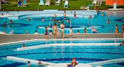 Nagy budapesti strandkörkép – Csúszdákkal, medencékkel, büfékkel várnak a fővárosi strandok