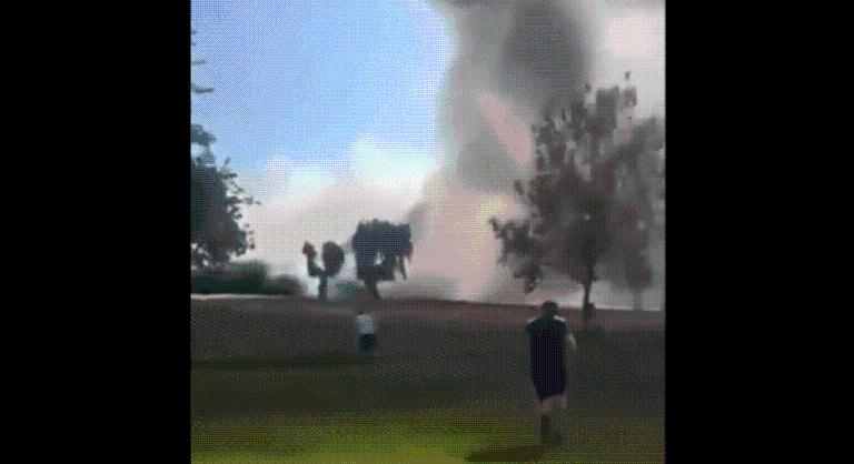 Fejvesztve rohantak a golfozók, miután lezuhant és lángra kapott egy repülőgép
