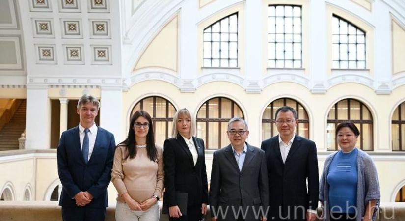 Új távlatokat nyit a Debreceni Egyetem és a Tsinghua Egyetem együttműködése