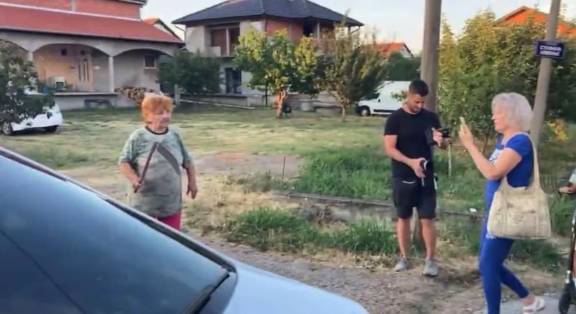 „Aki Vucsicshoz nyúl, arra golyó vár” – üvöltötte a nő, aki kaszával támadt ellenzéki aktivistákra Szerbiában