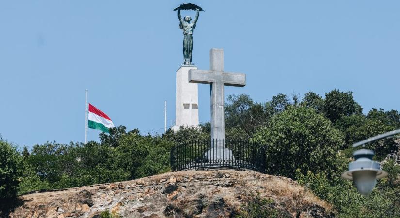 Mégis kereszt került a Gellért-hegyi Szabadság-szobor talapzatára