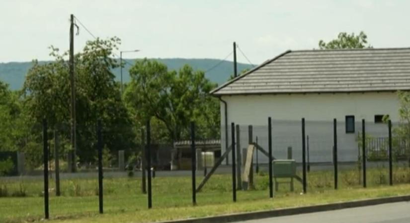 Tragédia Tapolcán: fennakadt a nagymamája kerítésén, meghalt egy 20 éves lány