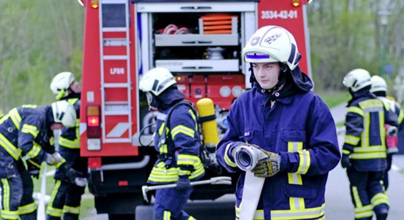 Senki sem gondolta volna: hatalmas tűz Szentkirályon, füsttel telt lakás, árokba borult autó – ez történt vasárnap
