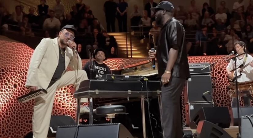 Damon Albarn a MÜPA-t csepülte a színpadról Hamburgban, majd arról beszélt, hogy az autokrata jobboldal nem foglalhatja el Európát