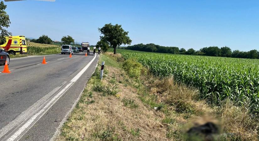 TRAGÉDIA: Motoros ruhába öltözött férfi holtteste hevert az út szélén