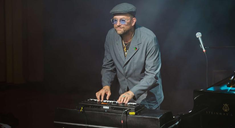 Damon Albarn Hamburgban szidta a magyar koncertje szervezőit, és arról beszélt, hogy az autokrata jobboldal nem foglalhatja el Európát