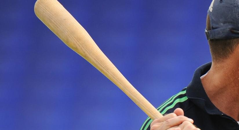 Baseballütővel vertek szét egy autót Ferencvárosban