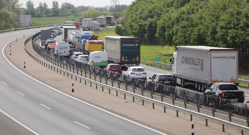 Óriási torlódás az M5-ösön, lezárták a külső sávot